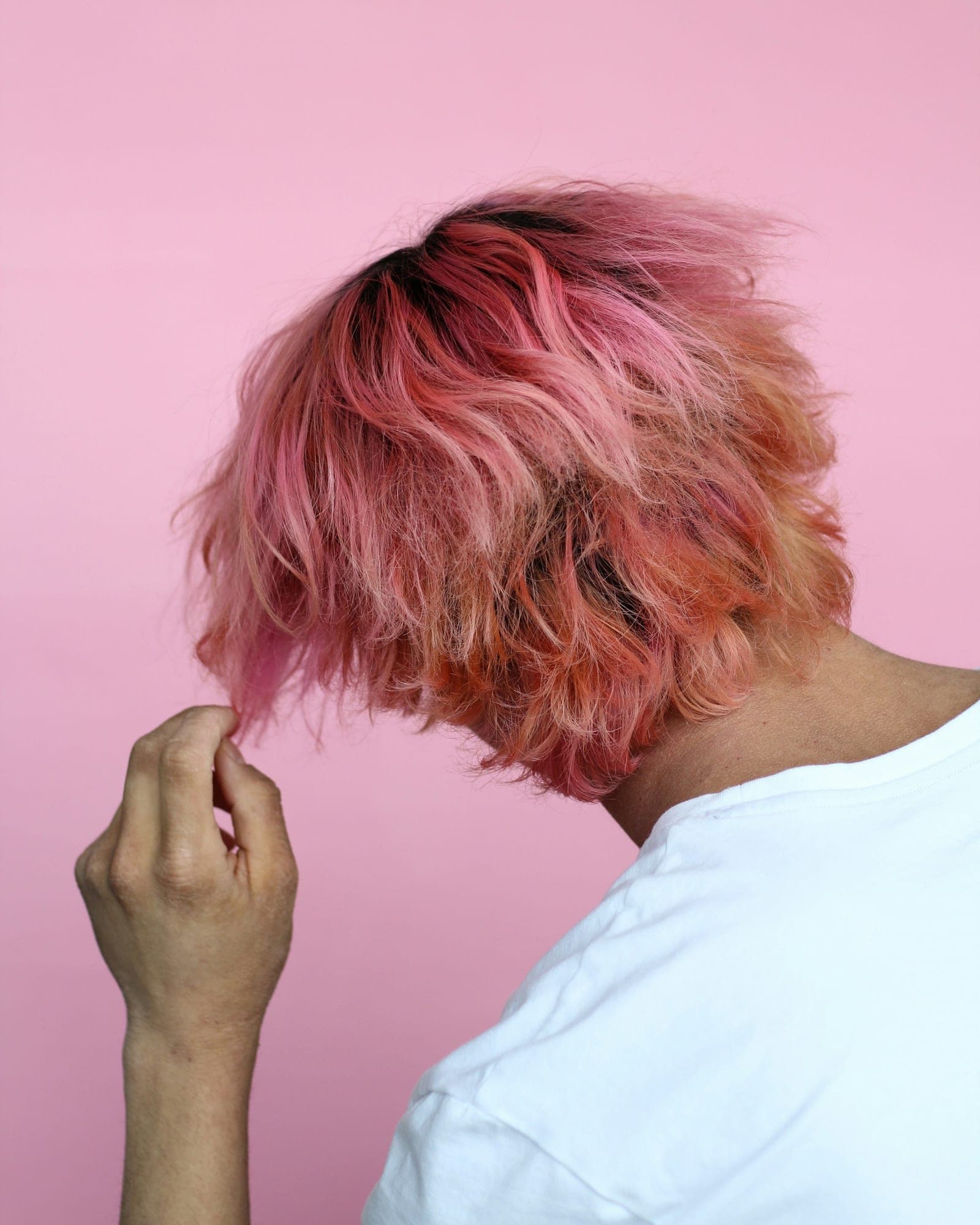 Carré flou rose, vu de dos, sur fond rose